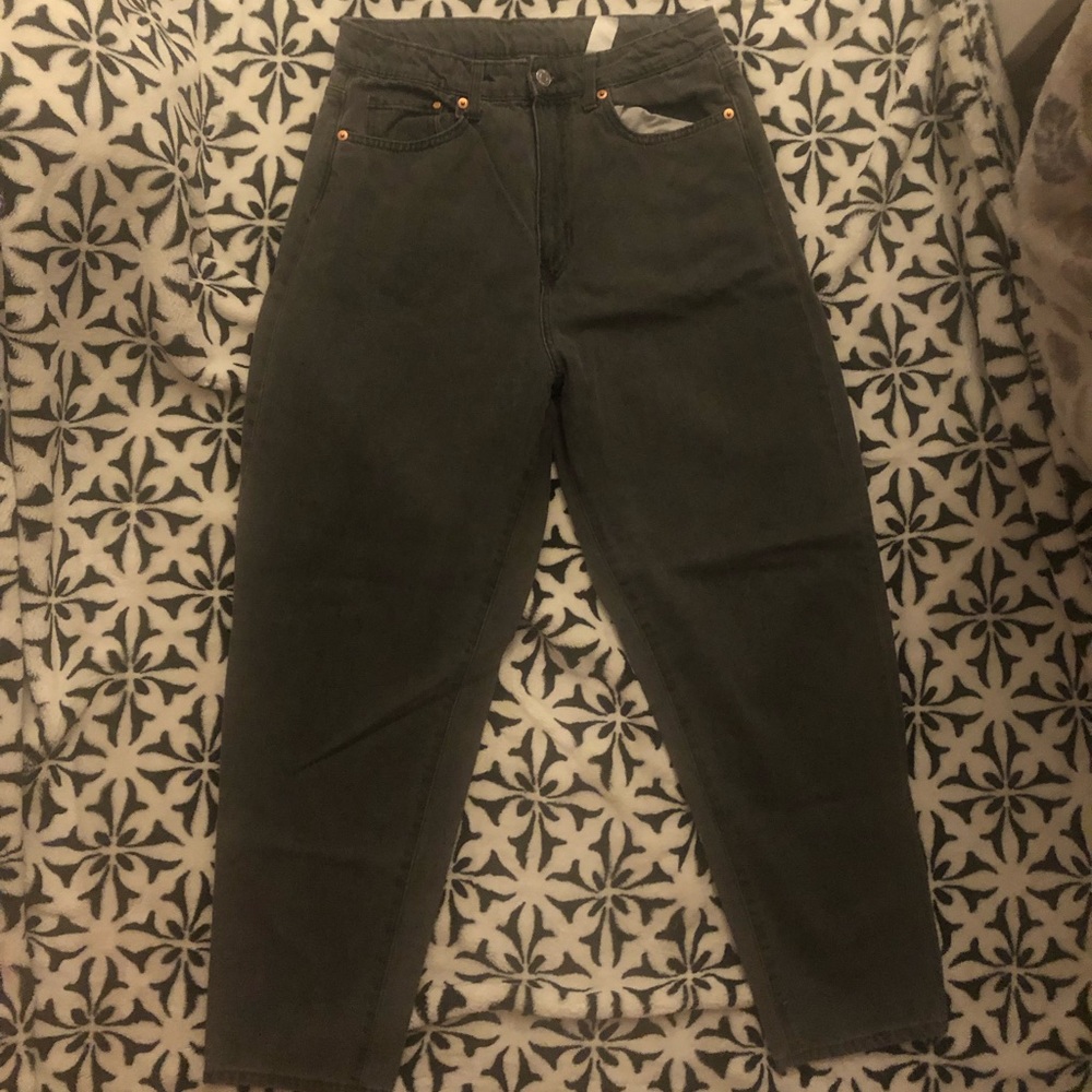 amazing gray wash loose mom jeans from H&M!